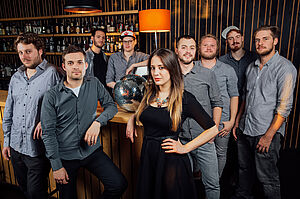 Gruppenaufnahme der Band Orange Fizz in einer Bar