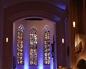 Inneres einer Kirche mit Fenstererker