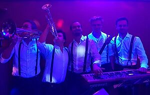 Jazzmusiker unter blauem Licht mit Instrumenten