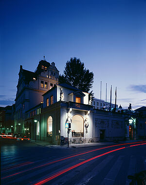 Münchner Künstlerhaus bei Nacht