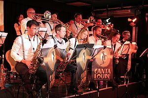 BigBand Cantaloupe beim Konzert mit rotem Licht