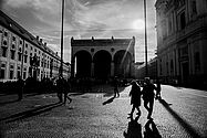 Schwarz-weiß Aufnahme der Feldherrnhalle in München 