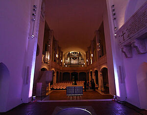 St. Markus Innenansicht beleuchtet