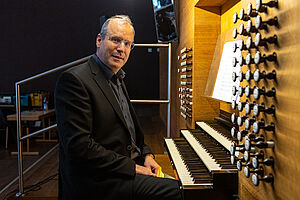 Organist Andreas Götz vor der Orgel der Münchner Kirche St. Margaret