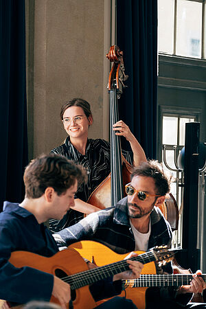 Drei Musiker mit Akustik Gitarre und Kontrabass