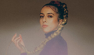 Sängerin FOFO vor dunklem Hintergrund