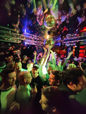 Tanzende Personen in einer Bar