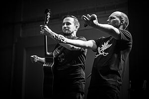 Rainer Von Vielen mit Gitarre in graustufen