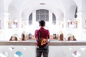 Sänger mit Gitarre im Müller´schen Volksbad München