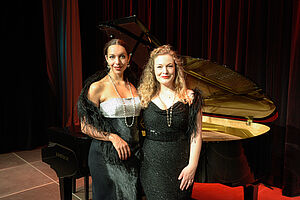 Julia Chalfin und Maharani Chakrabarti vor einem Klavier