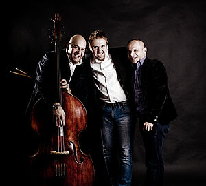 Otto Hejnic Trio vor dunklem Hintergrund