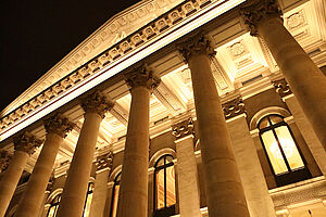 Eingang der Bayerischen Staatsoper beleuchtet bei Nacht