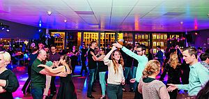 Tanzende Menschen in der Tanzschule