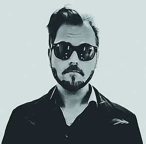 Mann mit Sonnenbrille schwarz-weiß