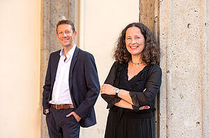 Eine Frau und ein Mann zwischen zwei Säulen