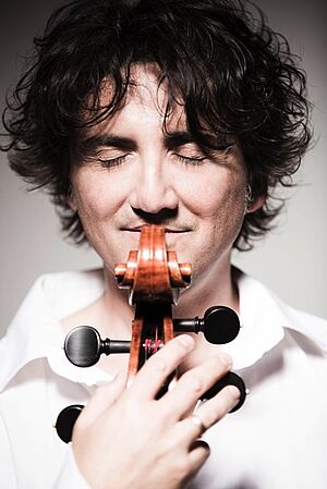 Davide Zavatti mit Cello vor der Brust