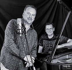 Georg Kleesattel and Martin Stellmacher standing next to piano