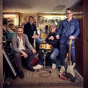 Vier Musiker mit Instrumenten