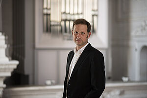 Organist Peter Kofler in einer Kirche