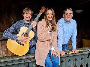 Drei Mitglieder der Band Petra Pan mit Gitarre