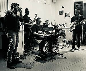 Band Eataly mit Instrumenten im Proberaum