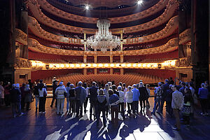 Bayerische Staatsoper mit Publikum beleuchtet