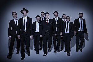 Porträtfoto der band Sweet Simones mit neun Personen