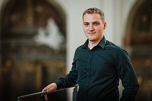 Organist Filip Šmerda in einer Kirche