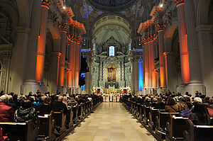 Theatinerkirche innen beleuchtet