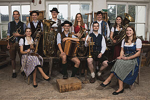 Kapelle Quetschnblech mit Instrumenten indoor