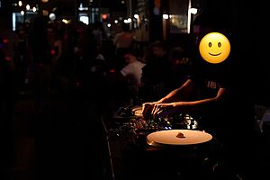 DJ Henry Houser in dunklem Raum mit Smiley auf dem Gesicht