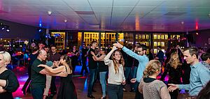 Tanzende Menschen in der Tanzschule am Stachus