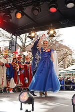 Faschingsprinzenpaar tanzt den Walzer auf der Bühne