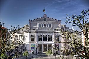 Staatstheater am Gärtnerplatz von außen unter blauem Himmel