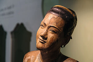 Fünf Kontinente Museum München Statue Frau