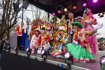 Tanzende Marktweiber auf der Bühne am Faschingsdienstag