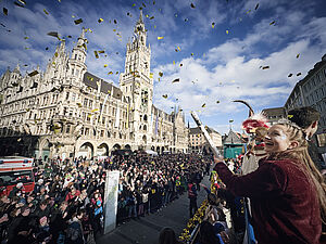 Faschingstreiben beim Faschingszug am Marienplatz