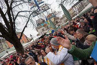 Klatschendes Publikum am Faschingsdienstag am Viktualienmarkt