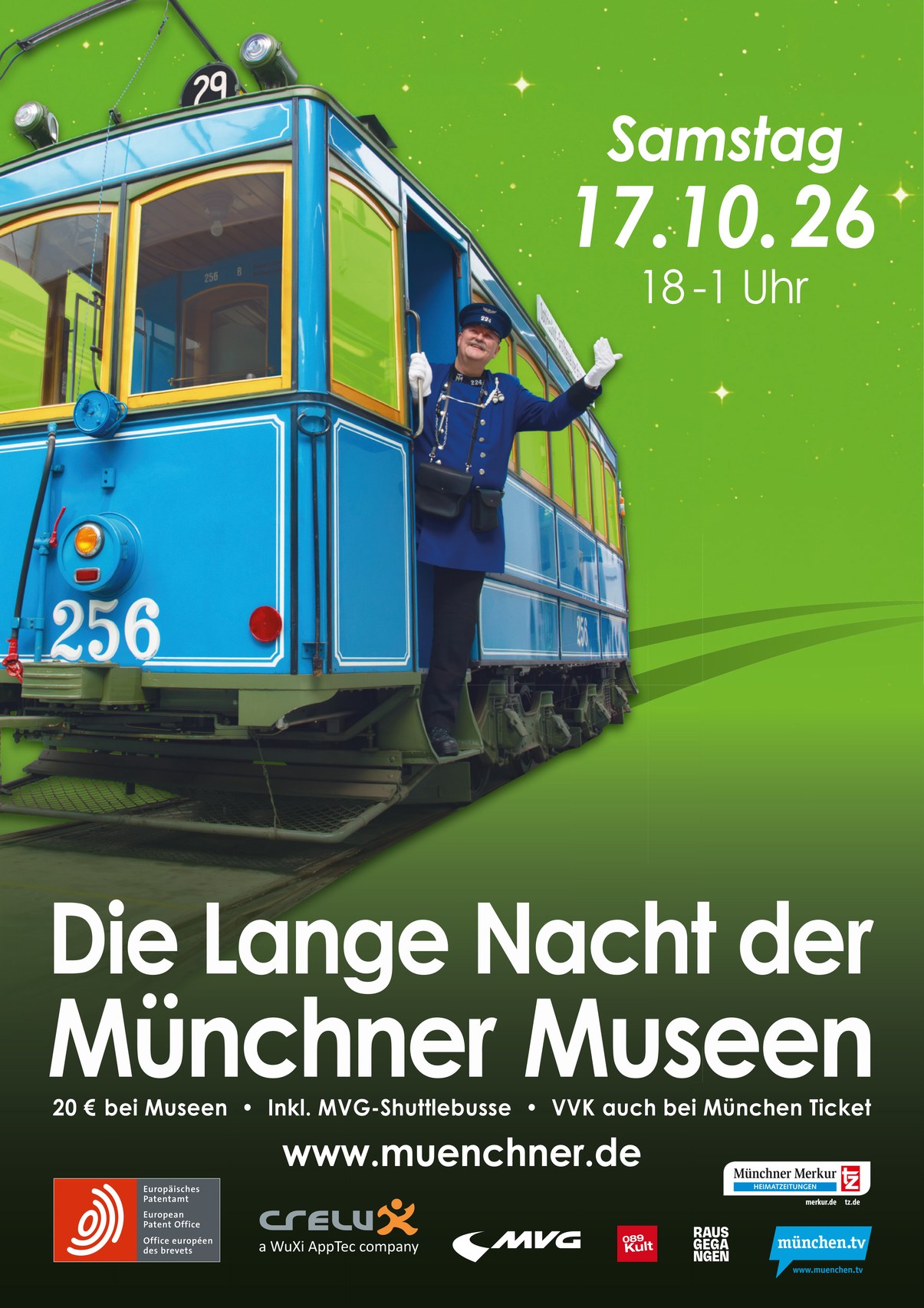 Plakat zur Langen Nacht der Münchner Museen 2026: ein Schaffner in historischer Uniform winkt vom Trittbrett der blauen Trambahn Nr. 256 vor grünem Grund.